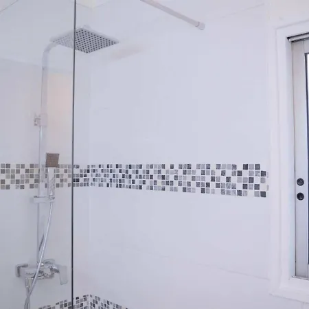 Rénové Avec Terrasse, Aperçu Et Parking Privatif Au Lavandou, 3 Couchages - Fr-1-251-303 *